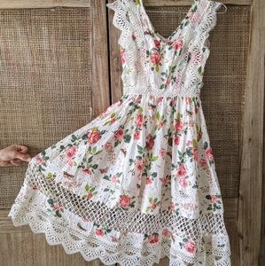 Beautiful Lace Midi Dress 🦋